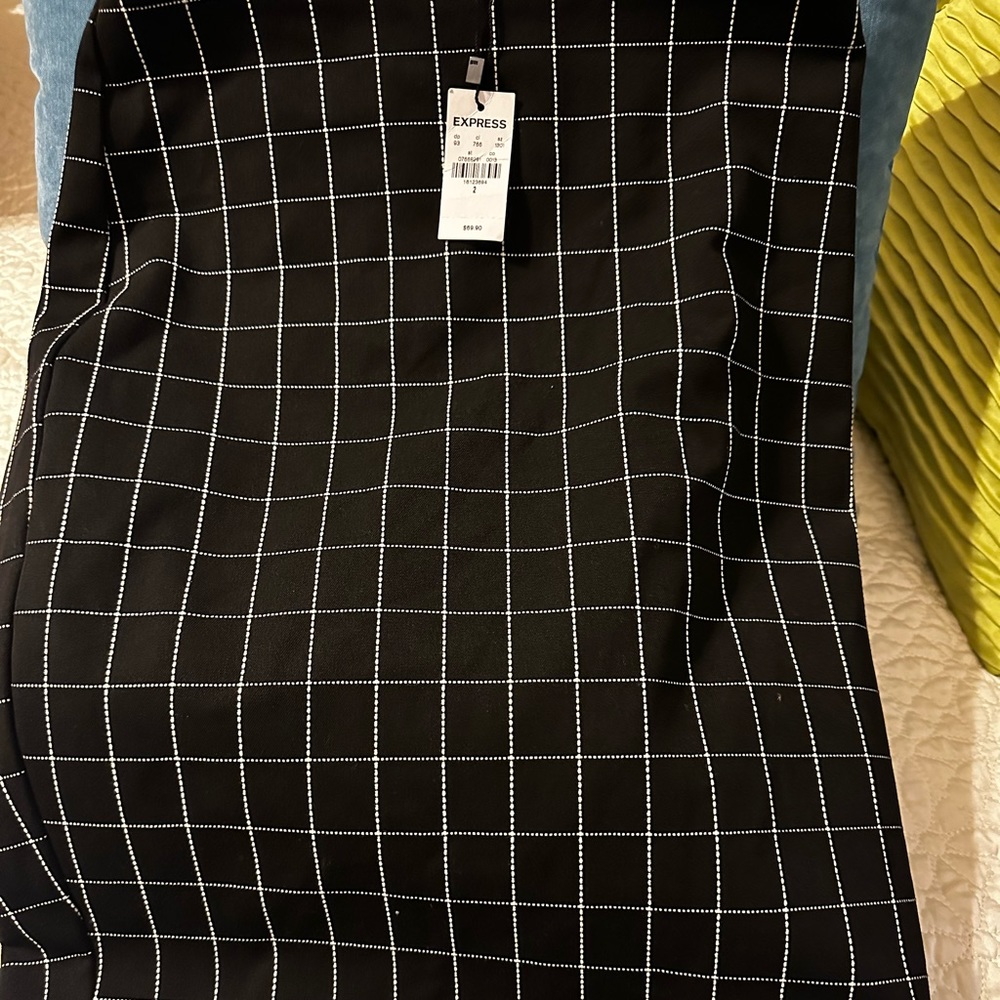 Express Women’s Size 2 Pencil skirt black & white New w Tags!! NWT!